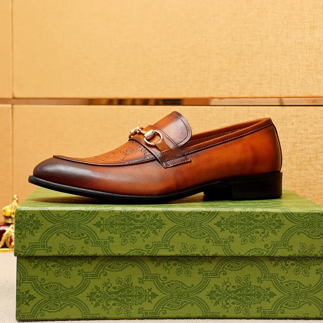 Men's shoes 💰400 💐 Product trademark: GUCCI "Gucci" casual leather shoes Regular size: 39-44 (38.45.46🉑️Customized) Product materials: Selected imported first-layer calfskin embossed upper + luxury hardware buckle, imported 🐑 sheepskin lining. Strong three-dimensional visual effect, original combination outsole Color: 2⃣️colors available